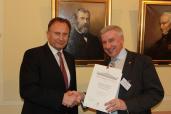 Prezes Zarządu PBS w Ciechanowie odbiera gratulacje od Prezesa Zarządu BCC Marka Goliszewskiego