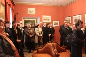 Uczestnicy Konferencji podczas zwiedzania wystawy "Kossakowie - trzy pokolenia malarzy".